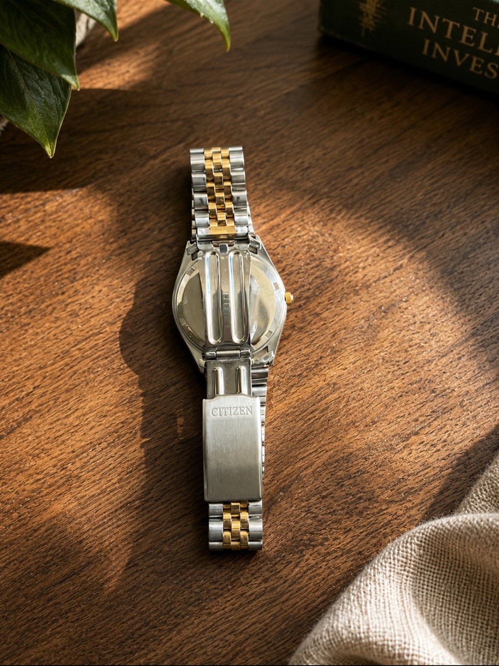 Vintage Citizen Two-Tone Quartz Day-Date Watch | Gold & Silver Dress Watch - Picture 3 of 4